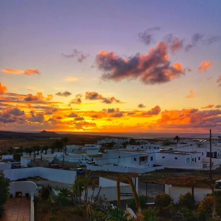 Oasis Surf House Homestay Soo
